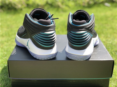 AJ 32 Bordroom CEO