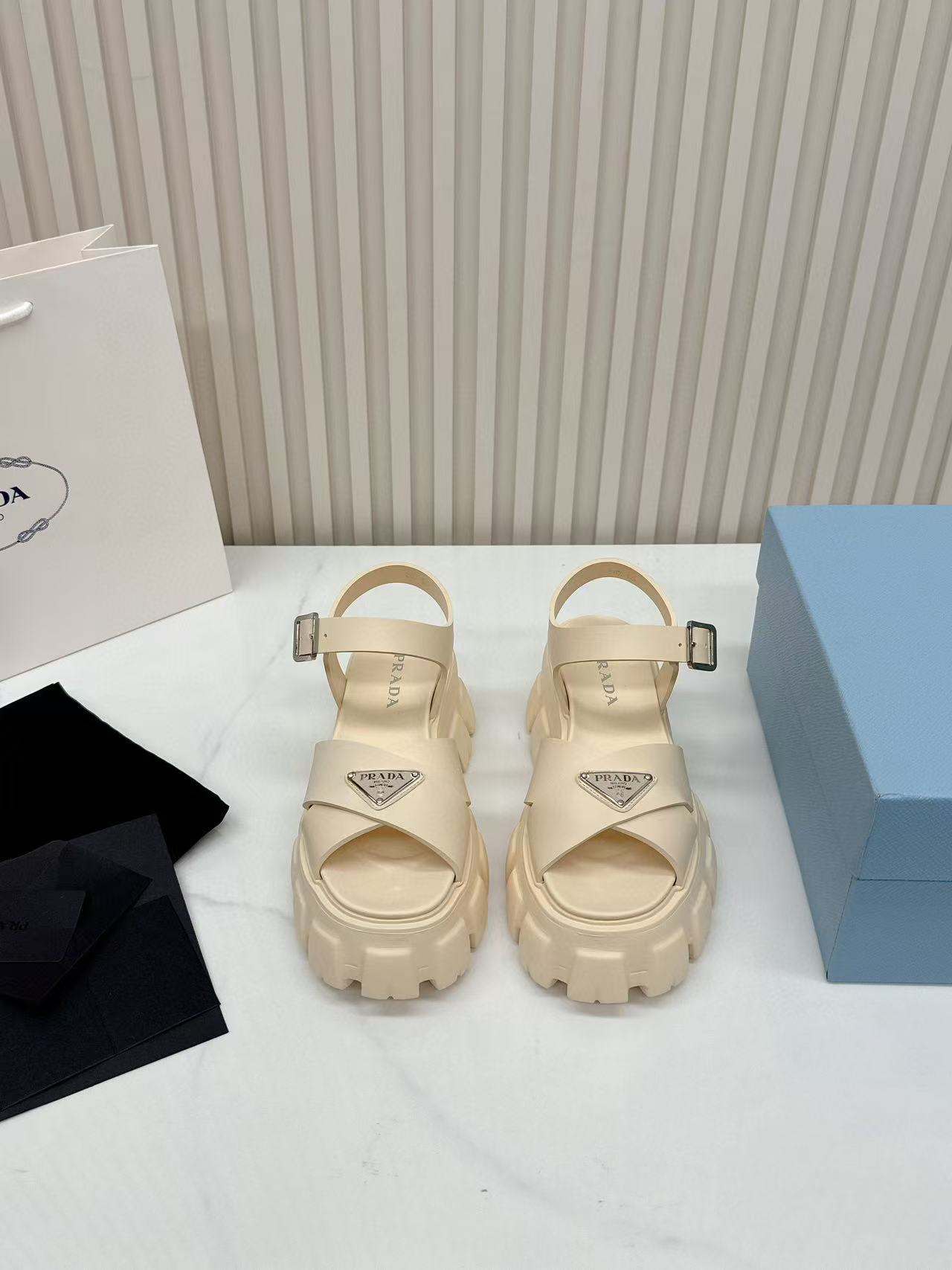 Pra*a slippers women(aaa)-019