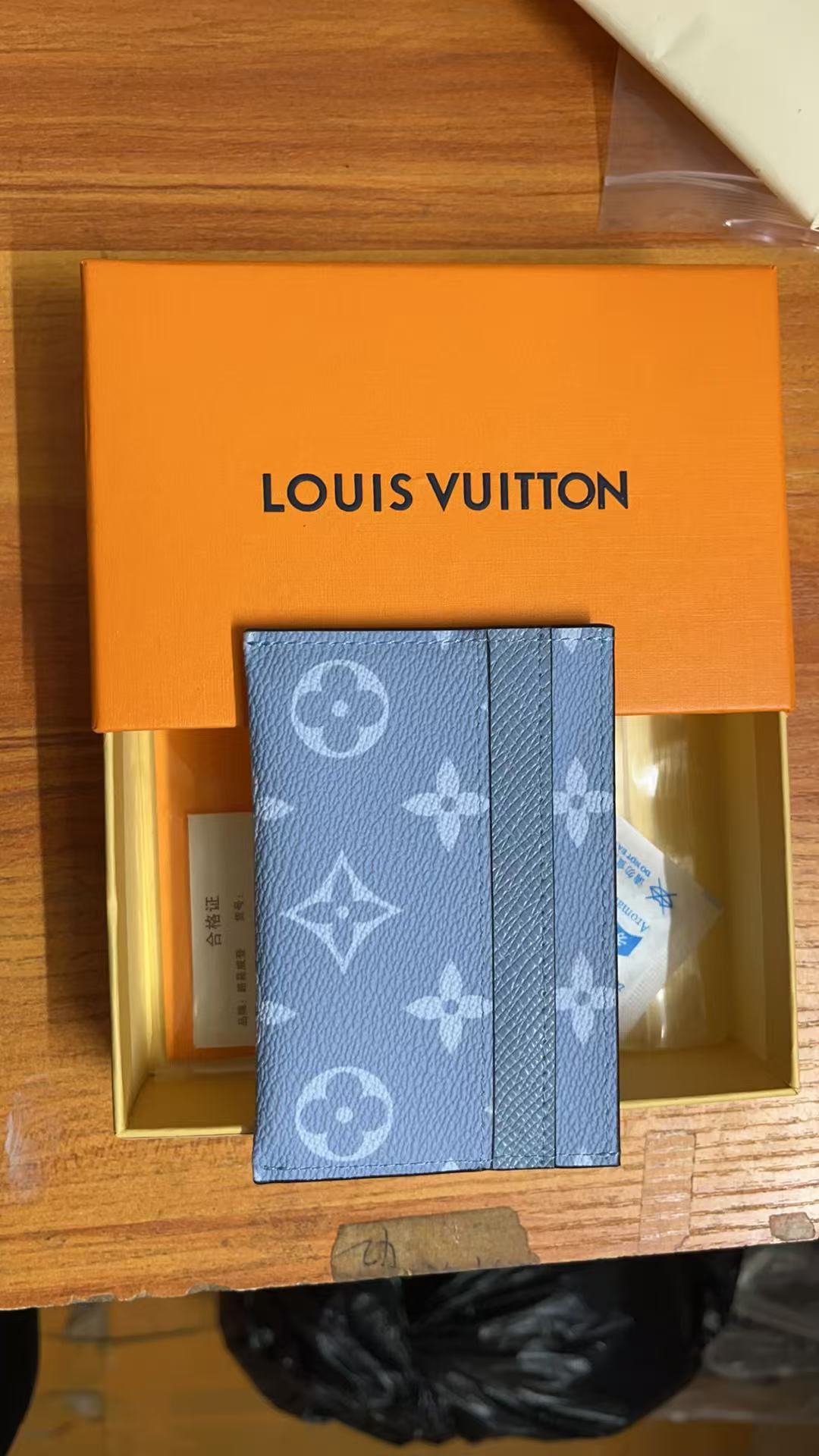 LV Card holder(AAA)-009