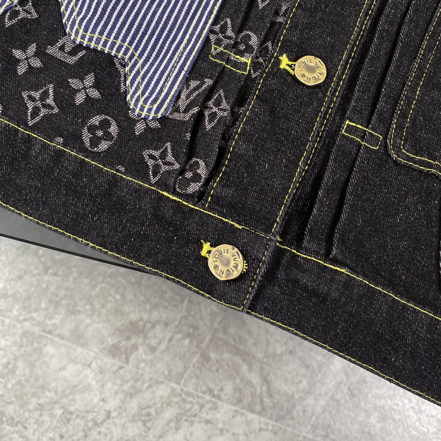 LV Jacket-054